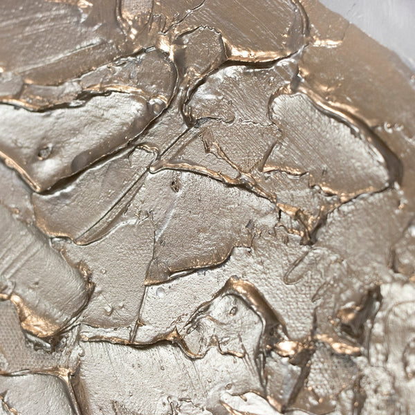 Detailansicht der Goldstruktur auf weißem Hintergrund