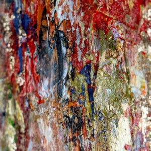 Spachteltechnik mit Farbspritzern auf strukturiertem Untergrund