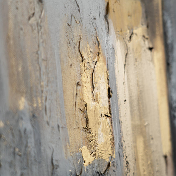 Detail goldener Farbauftrag mit Kruste