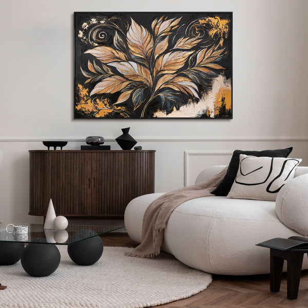 Wohnzimmer mit Blattbild – moderne Wandkunst in Goldtönen