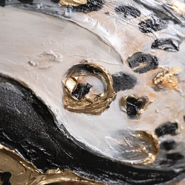 Detailansicht mit goldenen Tupfern – abstraktes Tiermuster mit Struktur