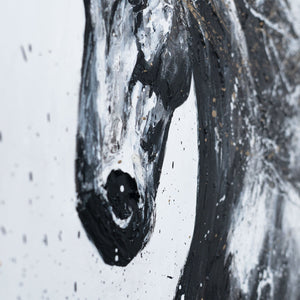 Detailaufnahme der strukturierten Acrylfarbe und Pinselstriche