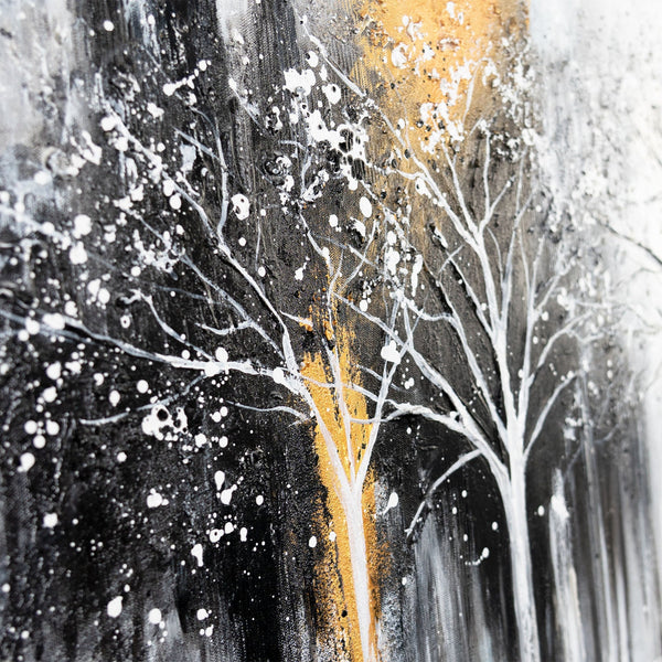 abstrakte bäume acrylbild schwarz weiß gold, strukturierte leinwandmalerei waldmotiv, acryl kunst baumstruktur mit goldakzenten