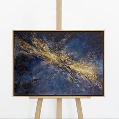 Handgemaltes Acrylbild „Silberne Tiefe" Querformat auf Staffelei – kosmischer Goldstrom auf Blau, schwarzer Goldrahmen, 50x70 cm 