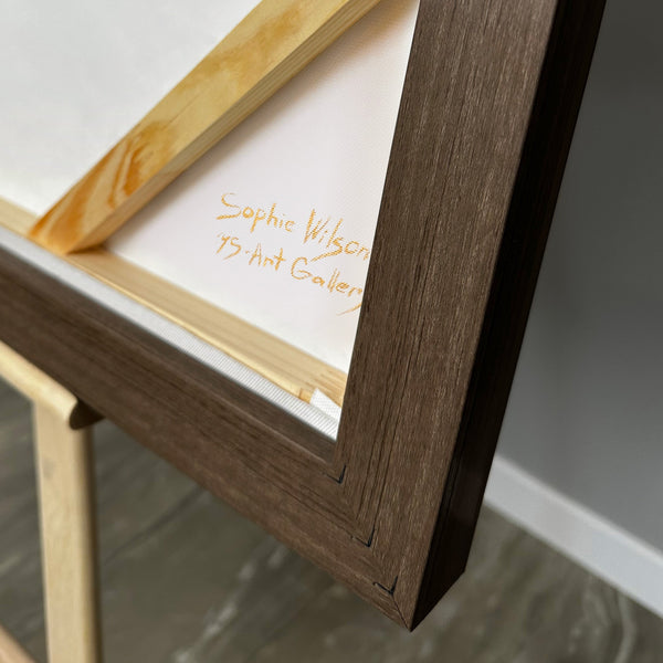 Handgemaltes Acrylbild „Goldener Regen" Hochformat an der Wand – fließende Goldstruktur mit dunklem Rahmen