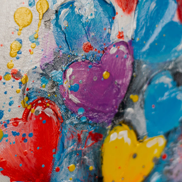Schwarz-weißes Mädchen mit Herzballons – Graffiti Art Handmalerei mit explosiven Farbakzenten