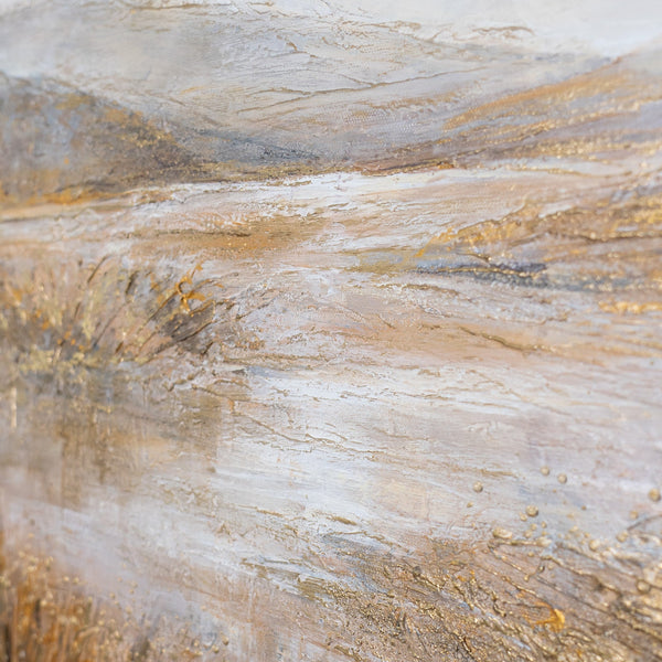 Wasser spiegelt Himmel – stille Ebene mit Bergkulisse handgemalt in gedämpften Erdtönen