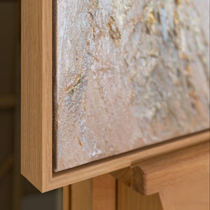 Handgemaltes abstraktes Goldgemälde „Leuchtender Strom" – goldene Strömung auf Grau & Beige, 50x70 cm mit Rahmen