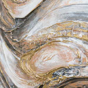 Goldene Reliefeinlagen auf wellenartigen Farbschichten – Nahaufnahme des Acrylgemäldes „Marmorfluss"
