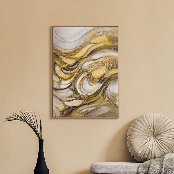 „Texturwirbel" im modernen Wohnzimmer – goldenes Strukturbild mit Holzrahmen als Wanddeko