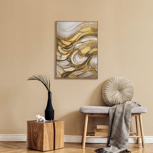 „Texturwirbel" im modernen Wohnzimmer – goldenes Strukturbild mit Holzrahmen als Wanddeko