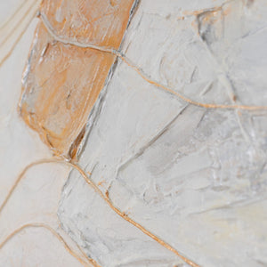 Architektonisches Strukturbild mit Goldkonturlinien – verschobene Blöcke in Gold, Grau und Creme