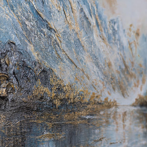 Goldene Lichtreflexe auf Alpensee – Nahaufnahme der Relieftextur im Berggemälde „Bergspiegelung"