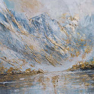 Majestätisches Bergpanorama mit Seespiegelung – Blau, Weiß und Gold als großformatiger Blickfang
