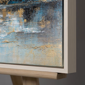 Handgemaltes Berggemälde „Bergspiegelung" – Eisblau, Weiß & Gold, 50x70 cm mit beigem Rahmen