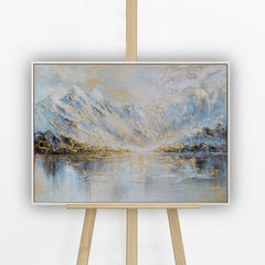 „Bergspiegelung" – Handgemaltes Bergpanorama mit verschneiten Gipfeln und Goldreliefs am See