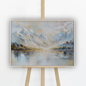 „Bergspiegelung" – Handgemaltes Bergpanorama mit verschneiten Gipfeln und Goldreliefs am See