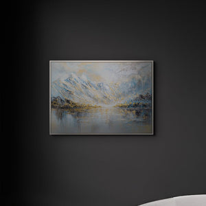 „Bergspiegelung" im modernen Wohnzimmer – handgemaltes Alpenpanorama als Wanddeko in Blau und Gold