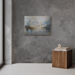 Handgemaltes Bergbild im modernen Wohnzimmer – Alpenpanorama in Blau, Weiß und Gold