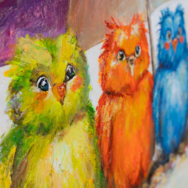 Vier bunte Eulen unter Tupfen-Regenschirm – handgemaltes Tierbild in Grün, Orange, Blau und Gelb