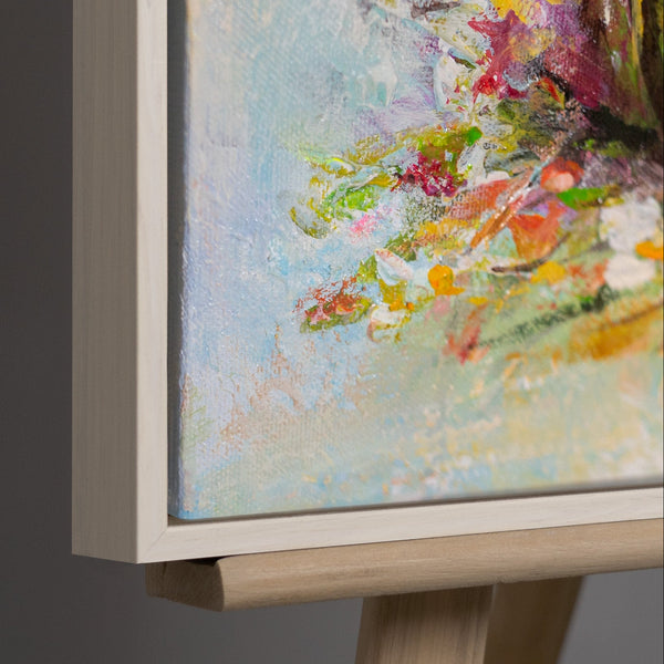 Handgemaltes Berggemälde „Bergspiegelung" – Eisblau, Weiß & Gold, 50x70 cm mit beigem Rahmen