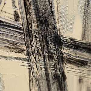 Abstrakte Leinwandkunst mit überkreuzten schwarzen Linien auf hellem Hintergrund