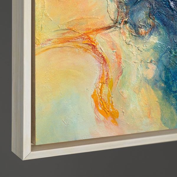 Abstraktes Wandbild auf Leinwand mit leuchtenden Farben, Seitenansicht an der Wand