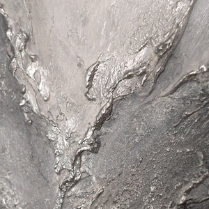 Abstrakte Leinwandkunst mit heller Marmorstruktur und feinen Rissen