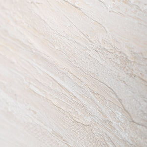 Detail eines abstrakten Leinwandbildes in hellem Beige, dynamische Struktur