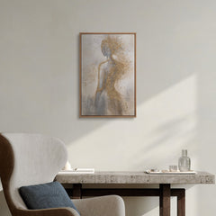 Figuratives Gemälde „Goldene Aura" im modernen Schlafzimmer – goldene Frau als elegante Wanddeko