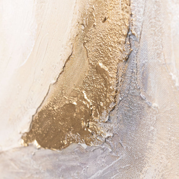 Abstraktes Leinwandbild mit goldfarbener Textur auf hellem Hintergrund