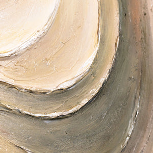 Detail eines abstrakten Leinwandbildes mit fließender Struktur in Beige und Creme