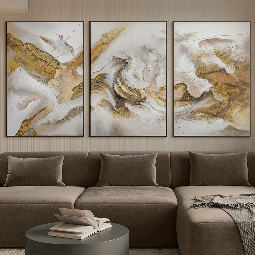 Wandbilder Wohnzimmer überm Sofa – Triptychon abstrakt in Weiß, Beige und Gold über beiger Eckcouch