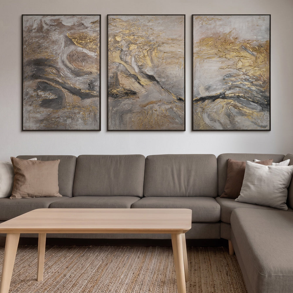 Wandbilder Wohnzimmer überm Sofa – Triptychon abstrakt in Grau, Beige und Gold über grauer Eckcouch