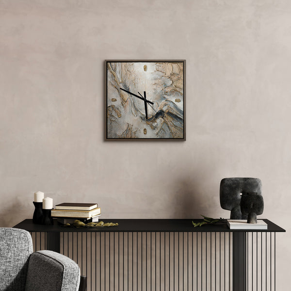 Handgemalte moderne Wanduhr – Steinstruktur in Grau und Gold – 35×35 cm