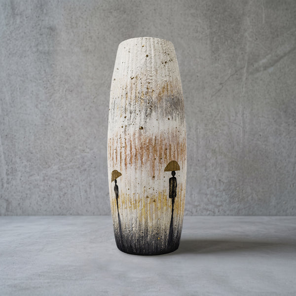 Porzellanvase handbemalt in Weiß und Ocker, 29 cm