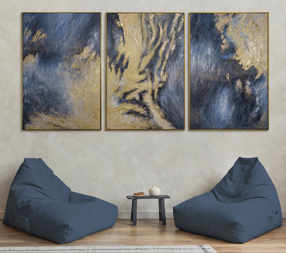 Wandbilder Wohnzimmer überm Sofa – Triptychon abstrakt in Blau und Gold mit moderner Textur