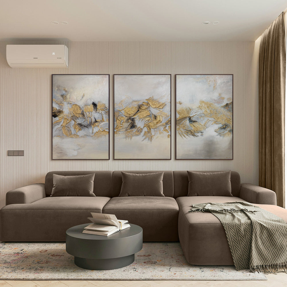 Wandbilder Wohnzimmer überm Sofa – Triptychon abstrakt in Beige, Grau und Gold über moderner Eckcouch