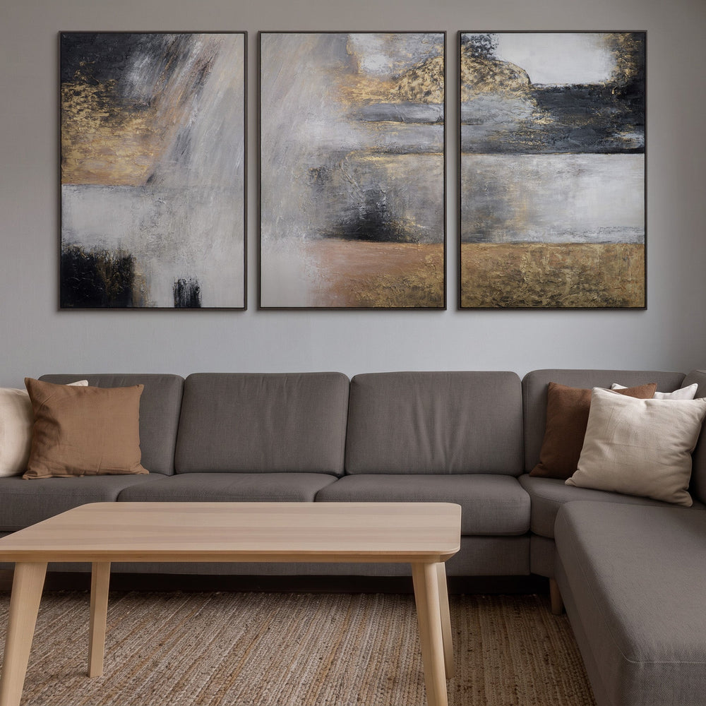 Wandbilder Wohnzimmer überm Sofa – Triptychon abstrakt in Grau, Beige und Gold über grauer Eckcouch