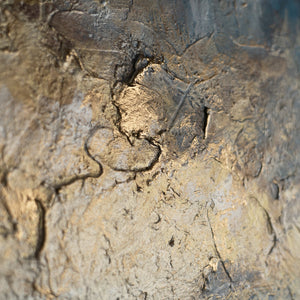 Detail des Gemäldes „Stille Morgendämmerung" – goldene Reliefakzente in Wolken und Erdschicht
