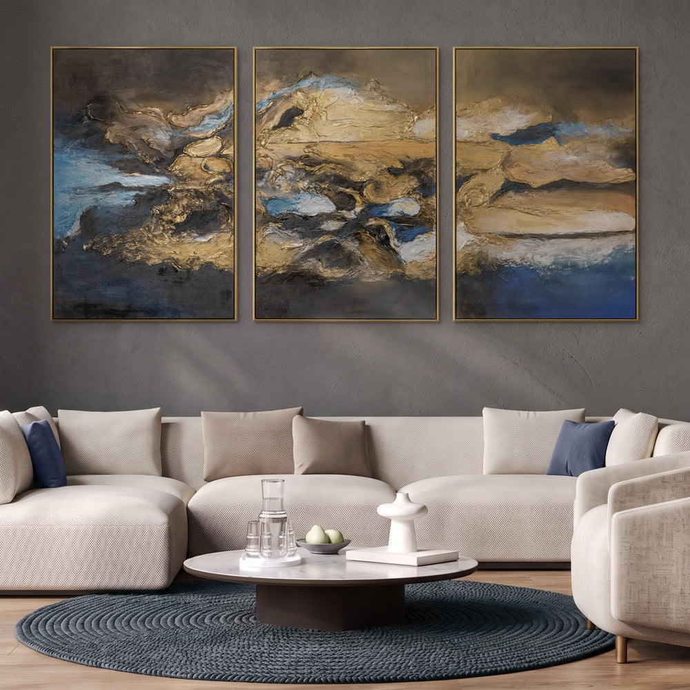 Wandbilder Wohnzimmer überm Sofa – Triptychon abstrakt in Schwarz, Dunkelblau und Gold über heller Couch
