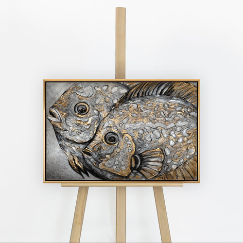 Handgemaltes Tierbild „Magische Fische" auf Staffelei – zwei Fische in Gold & Silber Relief, goldener Rahmen