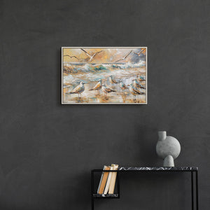 Maritimes Vogelbild „Harmonien der Küste" im modernen Wohnzimmer – Möwen Wanddeko in Gold und Türkis