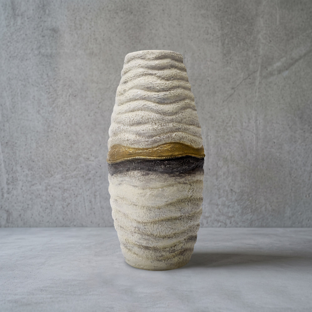 Keramik bodenvase wohnzimmer handbemalt in Creme mit Goldband, 21 cm