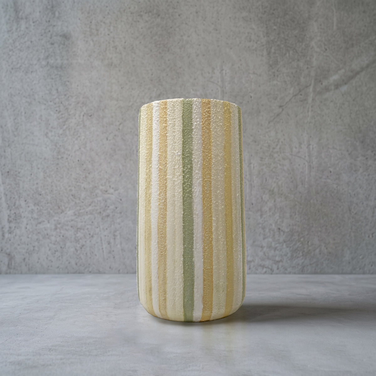 Keramikvase mit Blattmotiv handbemalt, 22 cm