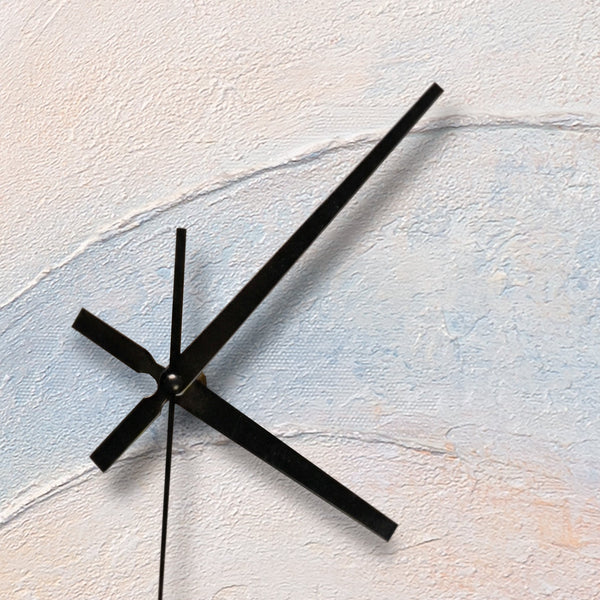 Ausgefallene Wanduhr lautlos – Handgemalte Abstraktion Peach & Hellblau, quadratisch