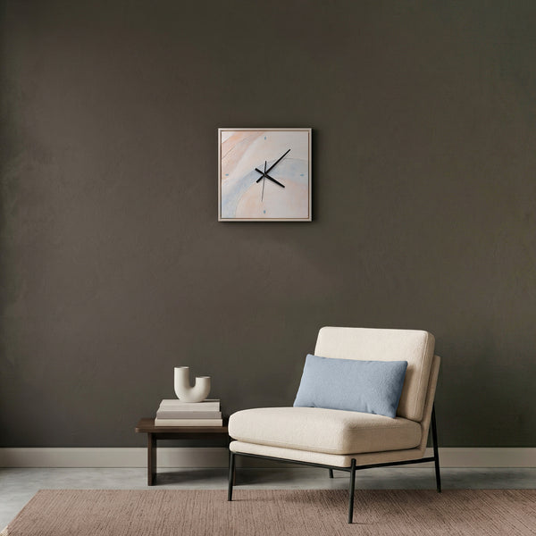 Ausgefallene Wanduhr lautlos – Handgemalte Abstraktion Peach & Hellblau, quadratisch