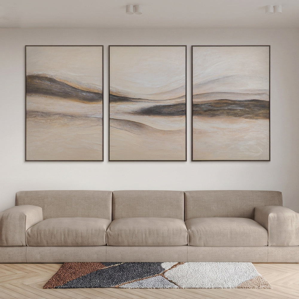 Wandbild 3-teilig Wohnzimmer in Beige und Creme – Triptychon abstrakte Landschaft über beiger Couch