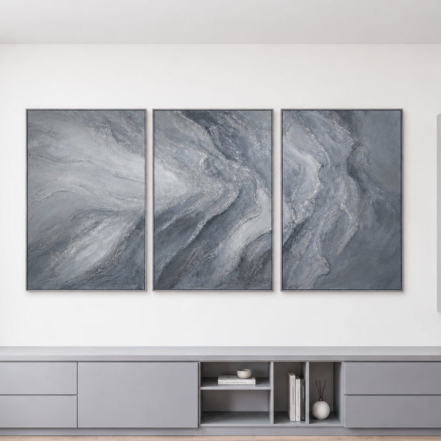 Wandbilder Wohnzimmer grau – Triptychon abstrakt in Anthrazit und Silber über grauem Sideboard