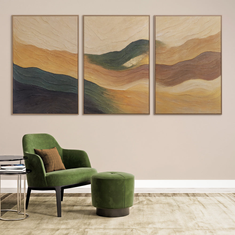 Wandbild 3-teilig Wohnzimmer mit Landschaftsmotiv in Grün, Braun und Ocker über grünem Sesseln